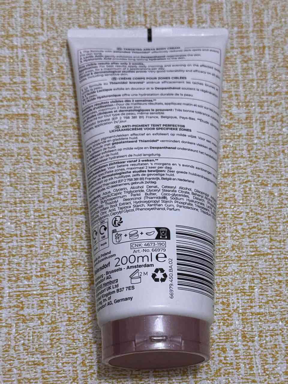 ‏EUCERIN ANTI-PIGMENT BODY CREAM - 200ML | يوسيرين كريم للجسم مضاد للتصبغات - 200 مل
‎كريم الجسم المضاد للتصبغات يهدف إلى تقليل ظهور التصبغات وتوحيد لون البشرة. يحتوي على مكونات مقشرة ومرطبة، ما يساعد في تحسين مظهر البشرة الخشنة لتبدو أكثر نعومة ومرونة.
‎يتميز هذا الكريم بوجود المكون الحصري للعلامة التجارية ثياميدول، الذي يدعم إشراقة البشرة الطبيعية ويقلل من مظهر البقع الداكنة مع الاستخدام المنتظم. يحتوي أيضًا على مزيج من حمض اللاكتيك وديكسبانتينول اللذان يمتلكان خصائص تقشير فعّالة للمناطق الجافة مثل الركبتين والمرفقين. بالإضافة إلى ذلك، يحتوي الكريم على حمض الهيالورونيك الذي يساعد في حبس الرطوبة في البشرة، مما يمنحها مظهرًا ناعمًا وممتلئًا. مناسب للبشرة الجافة بغداد, العراق


**إذا كنت صاحب هذا الإعلان وتريد حذفه لأي سبب، رجاءا أرسل رسالة إلى الدعم الفني**