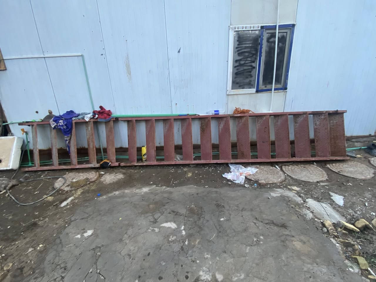 متاح درج حديد.    6 متر  متكون من قطعتين شغل درجه أوله استخادم قليل. البايه مالته جكر بليت.  حديده قوي  وتجي وتشوف بعينك. مكاني بصره معقل قرب الساعه اليريده. بخدمته سعر 650. وبي. مجال قليل ***********
