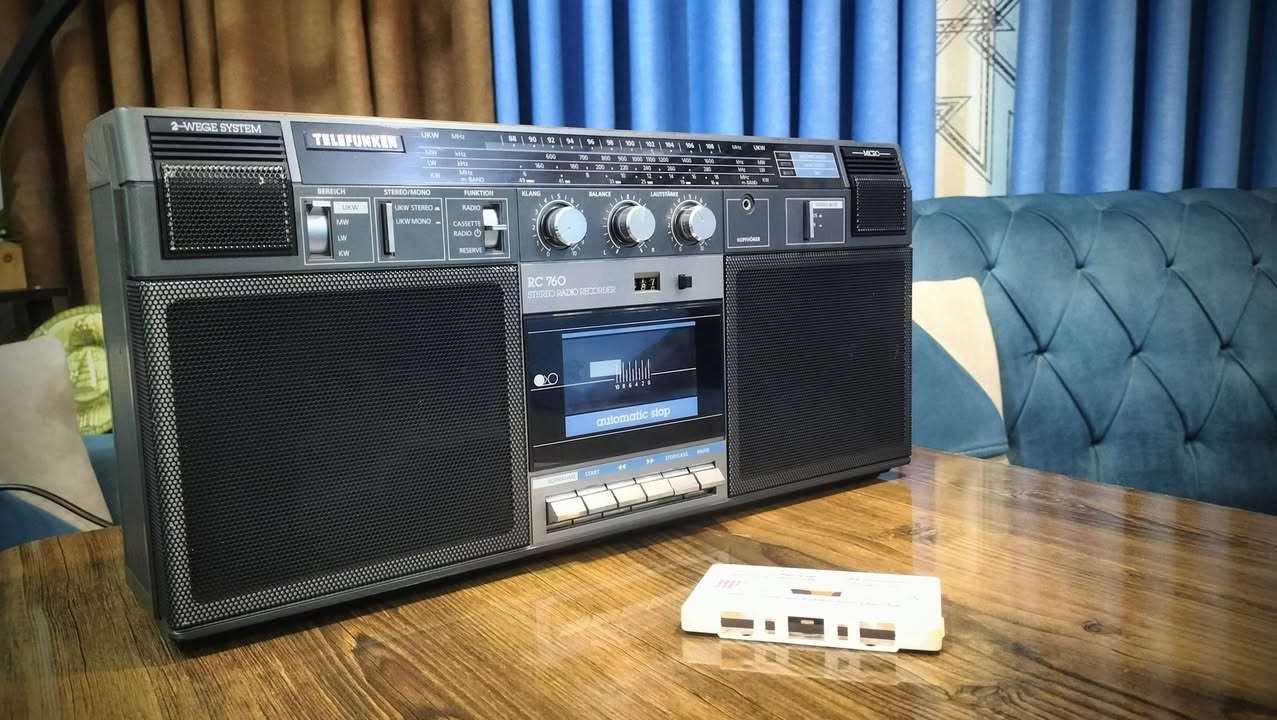 راديو ومسجل تليفونكن الماني الصنع في منتصف الثمانينات وبحالة ممتازة جداً وبدون أي عيوب ويستقبل جميع المحطات الإذاعية ومنها FM.
نظام الصوت ستريو لوجود المضخمات والسماعات الكبيرة التي بالإمكان استخدامها ايضاً مكبّر صوت عبر ربط الهاتف النقال بكيبل ومن ثم في الفيش الموجود خلف الجهاز.
الراديو كبير عرض ٤٤ سم ويعمل بكفاءة على الكهرباء او البطاريات.
المكان بغداد ويوجد توصيل للمحافظات كافة.
السعر ٩٠ الف.


**إذا كنت صاحب هذا الإعلان وتريد حذفه لأي سبب، رجاءا أرسل رسالة إلى الدعم الفني**