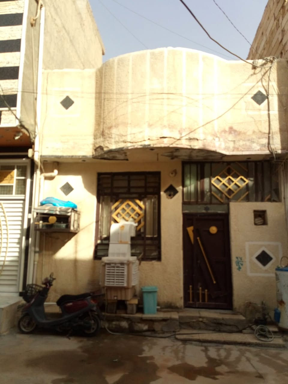 السلام عليكم بيت مساحته 55 متر طابق ونص  في  حي الزهور تدخل اله من شارع ابو طالب والمدخل الثاني من شارع الجاير يتكون الطابق الأول صاله وغرفه نوم و مطبخ وصحيات والطابق  الثاني غرفه وصاله وسطح جبير  السعر 65 وبي مجال للاستفسار الاتصال *********** واتساب
