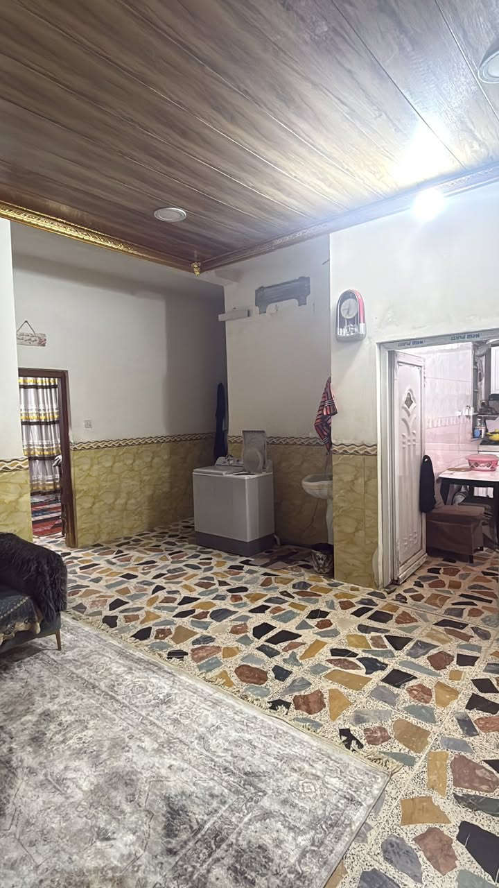 دار للبيع ركن  حي قاهره ثانيه خلف التربيه مساحه 220    ***********
