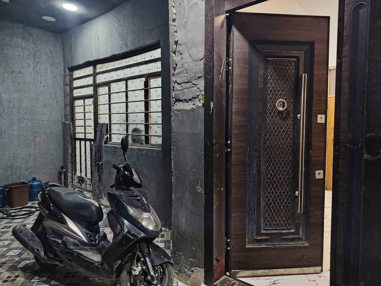 يالله سلام عليكم دار للبيع بغداد المدائن منطقه بانوراما قرب جامع الفرقان المساحه ٢٠٠ متر بناء حديث يتكون الدار الطابق الأول غرفتين نوم وصاله واستقبال ومطبخ وكراج سيارة صحيات داخلية خارجيه والطابق الثاني غرفه نوم مع صاله بيتونه الدار على شارعين شارع امام الدار وشارع خلف الدار خدمات كامله تبليط كهرباء ماء مجاري ثقيلة مال شارع السعر ٩٥ وبي مجال للاستفسار الاتصال على الارقام *********** أو *********** وات ساب
