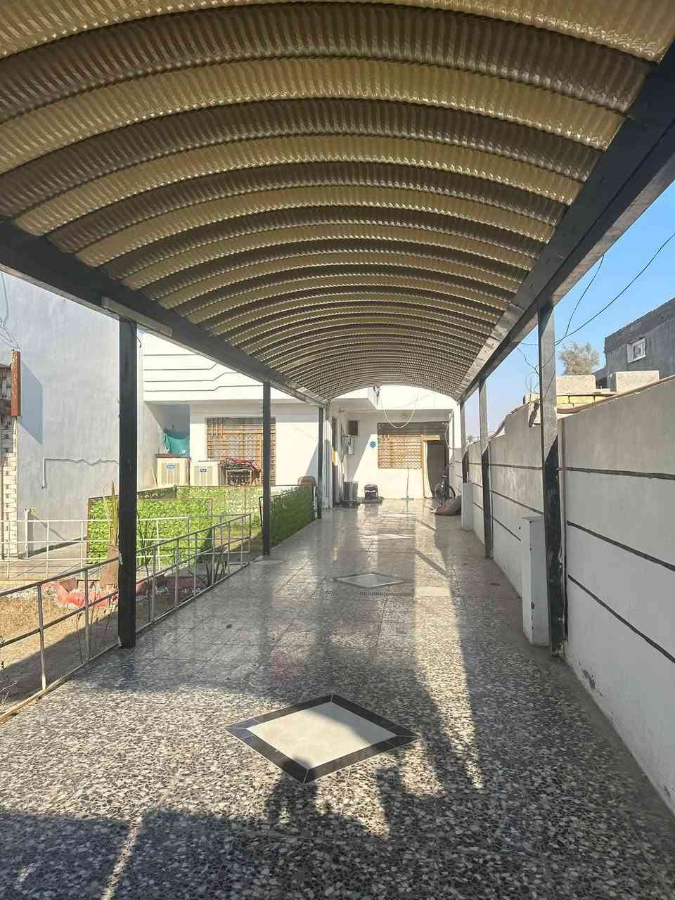 بيت زراعي لبيع مشمول بالتطويب بغداد جسر ديالى القديم منطقة العريفية يبعد عن السارع الرئيسي 100 متر مساحة 500 واجهة 12 يبعد عن التبليط 50 متر وعرض شارع الفرعي 13 متر بناء جديد هي السنة 5 غرف نوم مع استقبال طول 8 متر مع مضيف طول 12 متر مع اربع حمامات  الخارجي لضيوف حمام مع توليت مع حمام توليت داخلي مع حمام طابق ثاني البيت كله السقف صب كونكريت وكل البيت مع الكراج والحوش كله كاشي درجة اولى المنطقة جسر ديالى العريفية كهرباء اسلاك جديدة وتيول باب البيت ماء صوندات عدد 2 في البيت التفاصيل الاتصال ***********وتساب
