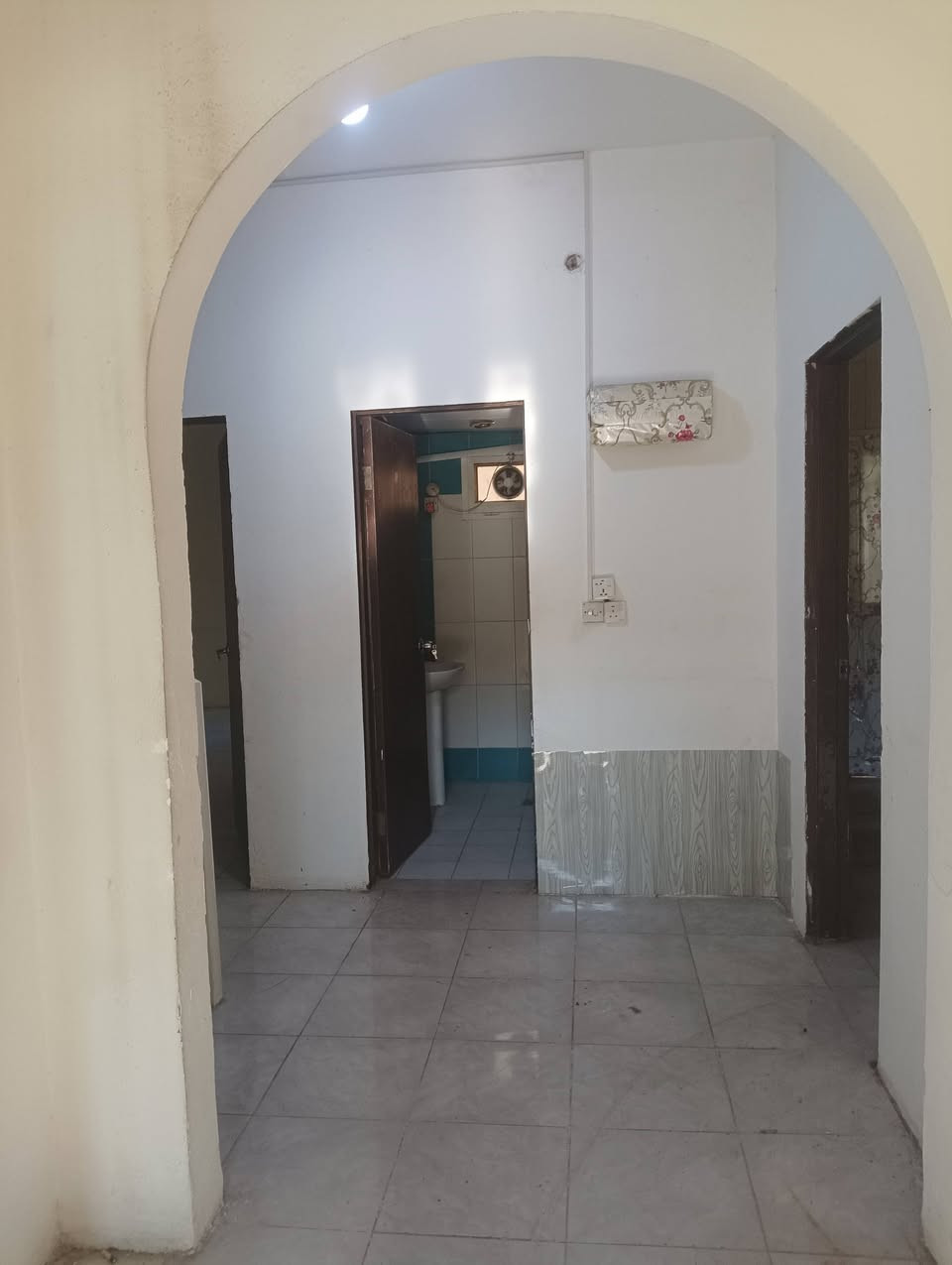 للبيع 250م موقع مميز بقرية الغدير الاولى بلوك 43 خلف السنتر مقابيله فضاء 4غرف غرف نوم صحيات 3 مسقف كيسبان الطارمه حديقه  مغلفه بالحجر السعر 285 ملاحظه - البيت فارغ
***********
اتصال+واتساب
م//بوابة الغري
