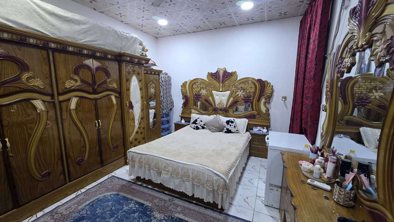 مشتمل للبيع مع الاثاث كوت حي الحكيم قرب شارع علاء غريب يبعد عن الشارع 80م تفاصيل البيت مساحه 100م يحتوي على غرفه وصاله ومطبخ واستقبال السعر 48 وقابل للتفاوض الاستفسار ***********  *********** مراجعه مكتب دلاليه احمد السعيدي قرب حسينيه بيت خليفه
