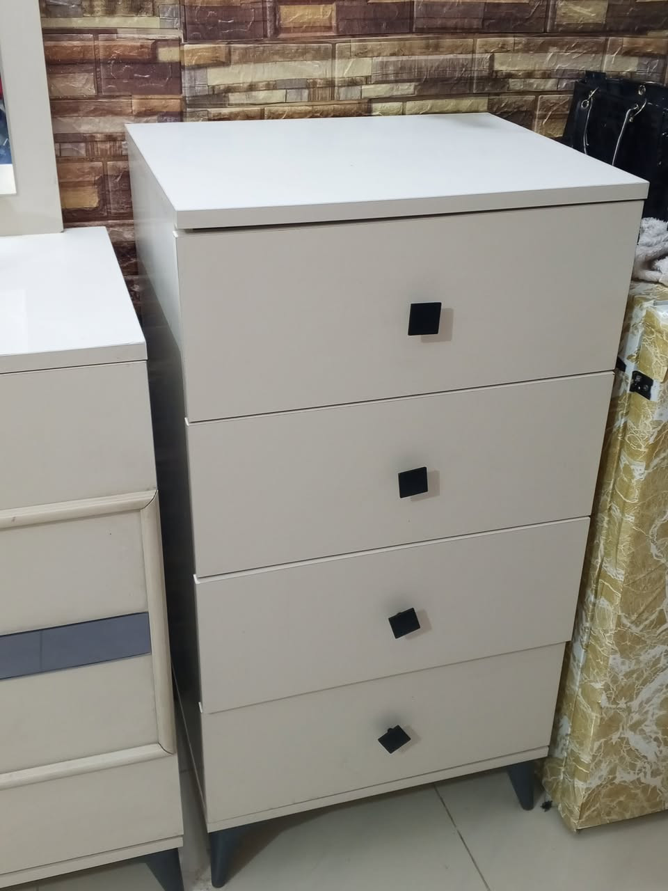 غرفة نوم تركية نظافتها 85% تسع قطع الكنتور 6 بيبان اخت الجديده
اريدها بـ 700 

والكرسي اريدا بـ 40 
والصوبة 40 
ودوشك الجرباية اريدا بـ 70 كلش خوش دوشك


**إذا كنت صاحب هذا الإعلان وتريد حذفه لأي سبب، رجاءا أرسل رسالة إلى الدعم الفني**