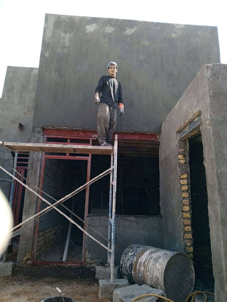 السلام عليكم خلفه متفرغ لكافه انواع العمل لبخ جص سمنت العمل درجه اولئ ***********
