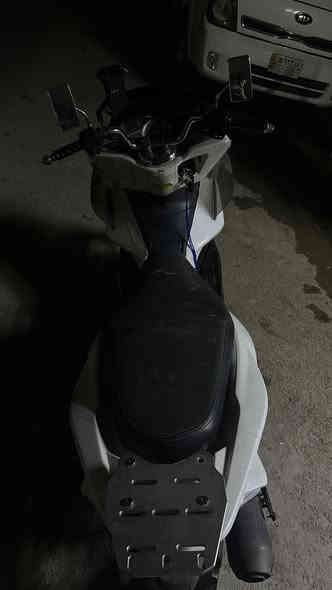 السلام عليكم للبيع أو مراوس.  Pcx جيل ثاني ياباني ١٥٠ سكيورتي. دراجه خرسه كهربائيات كلها شغالة حساسات سدحام ستان كيلو متر كلها شغالة الدراجة مكفولة من كل شيء تجي تأخذها من الباب دراجة ما صارلي أسبوع من جفتتها السعر مليون و 400 وبيها مجال و إذا ما عندك تجي تأخذها بلاش وتروح المكان بغداد مدينة الصدر الكفاءات الرقم                        ( ***********) اوراقها كاملة مكملة
