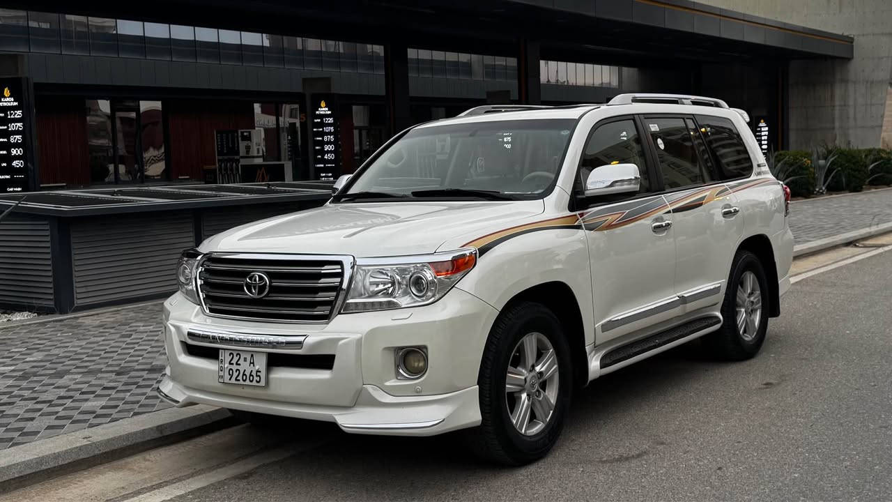 لاند كروز 2015 
بريمي اصل فول واحد على واحد 
فتحه 
بصمه 
كشن كهرباء وجلد 
حساسات امامي خلفي 
كامره خلفيه 
اربع جام اوتو 
تشغيل عن بعد 
السياره مكفوله بدون قطره صبغ وبدون بارد 
السياره ماشيه 220 الف كيلو متر 
محرك وكير ما مفتوح وبشرط بدون اي عيب 
رقم السياره اربيل سنويه لـ 2031 تحويل ثاني يوم 
سعر السياره 420 وبيها مجال
للتواصل:
*********** السليمانية, العراق
