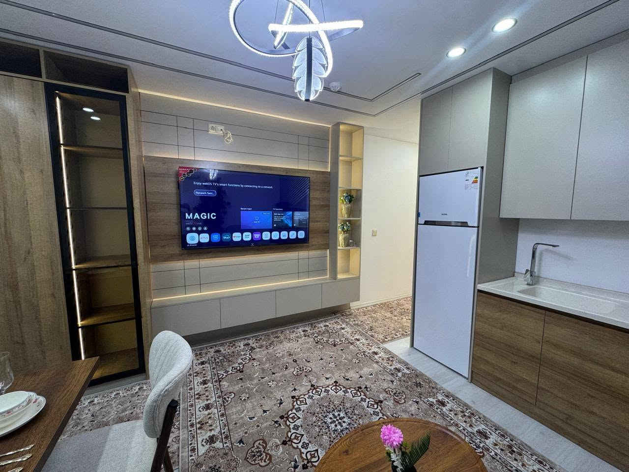 🌟 شقة استوديو فاخرة للبيع أو الإيجار 🌟
​فرصة مميزة للسكن أو الاستثمار في المربع الذهبي، بموقع استراتيجي وحيوي!
​📍 الموقع: لافان أيربورت (مقابل الأمطار).
​📐 المساحة: 42 متر مربع.
​🛋️ حالة الشقة: مؤثثة بالكامل بأثاث وديكورات مودرن حديثة ومتكاملة (جاهزة للسكن الفوري).
​🏙️ الإطلالة: إطلالة داخلية مميزة على المجمع والمساحات الخضراء والنافورات.
​🛏️ التفاصيل:
​نظام استوديو متكامل (جلسة + سرير نوم).
​مطبخ أمريكي مجهز.
​حمام حديث مجهز بالكامل.
​📞 للاستفسار ومزيد من التفاصيل:
يرجى الاتصال أو المراسلة عبر الواتساب مباشرة على الرقم:*********** أربيل, العراق
