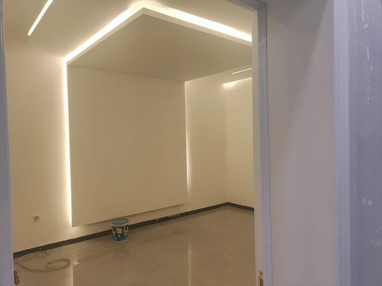 العنوان ام الخيل شارع المسبح الاولمبي وره سكه القطار (الحي الثقافي)
المساحه ٢٥٠ الواجه ١٠ نزال ٢٥
غرفتين جوه وغرفه فوك 
مطبخ حار ومطبخ بارد 
صاله واستقبال 
غرفه فوك
طابوگ جمهوري 
كونكريت مسلح اوكراني صب شركه اطلس 
كهربائيات درجه اولى 
ماي درجه اولى
سنه البناء٢٠٢٥
عرض الشارع ١٠
جاهز للسكن 
رقم الهاتف *********** متوفر واتساب
