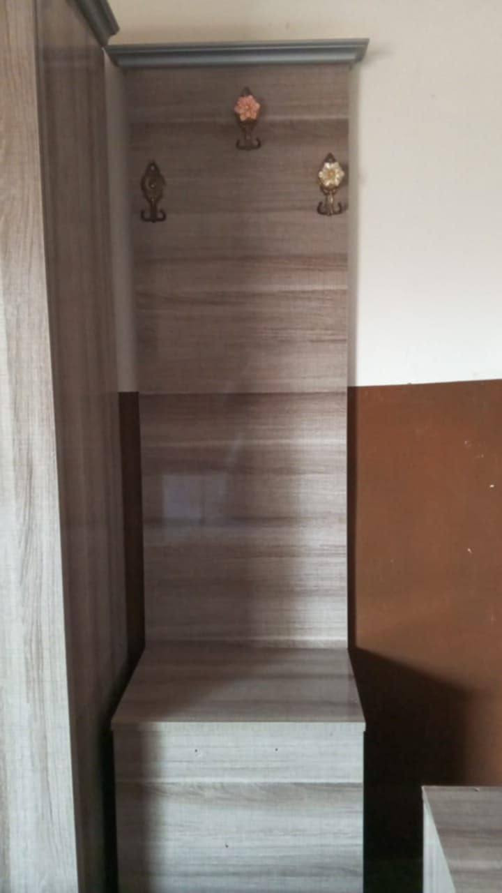 غرفه تركي نظيفه ومرتبه فتره قصيره جدا من مشترينه سعر 750 وبيه مجال حك الجيه العنوان الحاج علي ***********
