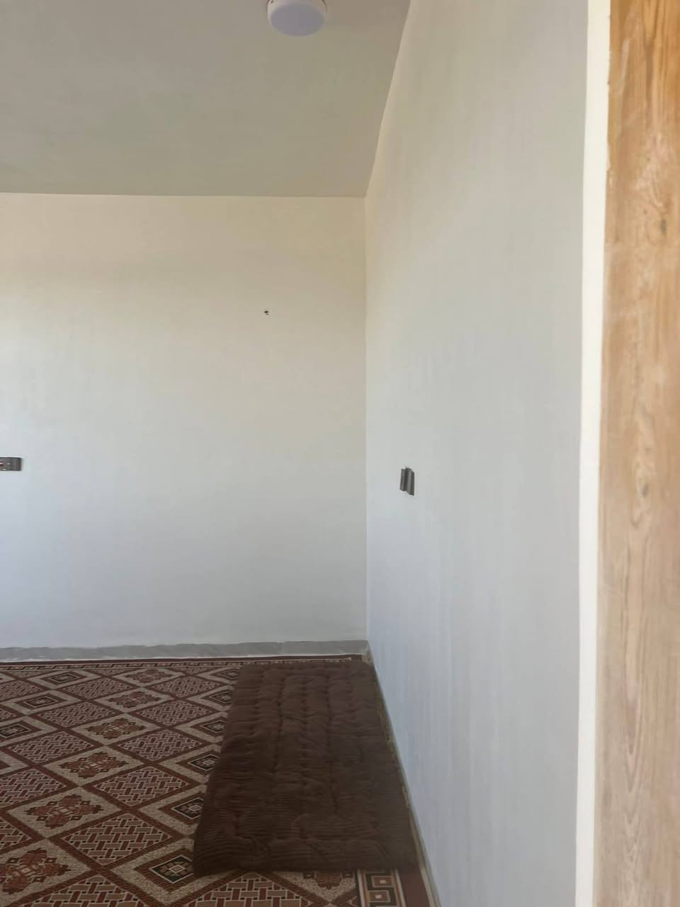 فرصة مميزة 🔑
دار للبيع في منطقة هادئة ومخدومة
📍 الموقع: الوردية داخل المقاطعة – مقابل مدرسة مالك الأشتر الابتدائية
📐 المساحة: 280 م²
📄 النوع: طابو زراعي (سند 25)
مواصفات الدار:
• بناء حديث
• غرفتا نوم
• كلدور
• مطبخ
• غرفة استقبال
• كراج سيارة
• حديقة
ملاحظة:
الدار بخدمات كاملة، وينقص فقط عمل السياج (السور) وتطبيگ السطح.
البيع على واقع الحال.
📞 للاستفسار: ***********
#دار_للبيع #عقارات_بابل #عقارات_الحلة #بيت_للبيع #فرصة_عقارية #استثمار_عقاري
