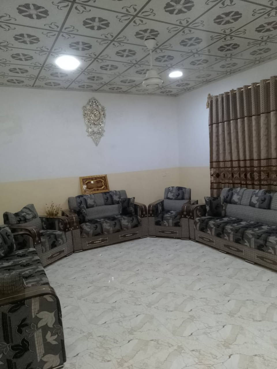 السلام عليكم بيت للبيع في منطقه القوسيات قرب المدرسه الصينيه المساحه 240 متر غرفتين هول إستقبال صحيات مطبخ حار بار كهرباء ماء كرت بلديه بيت جاهز الاتصال على الرقم (***********) (***********)
