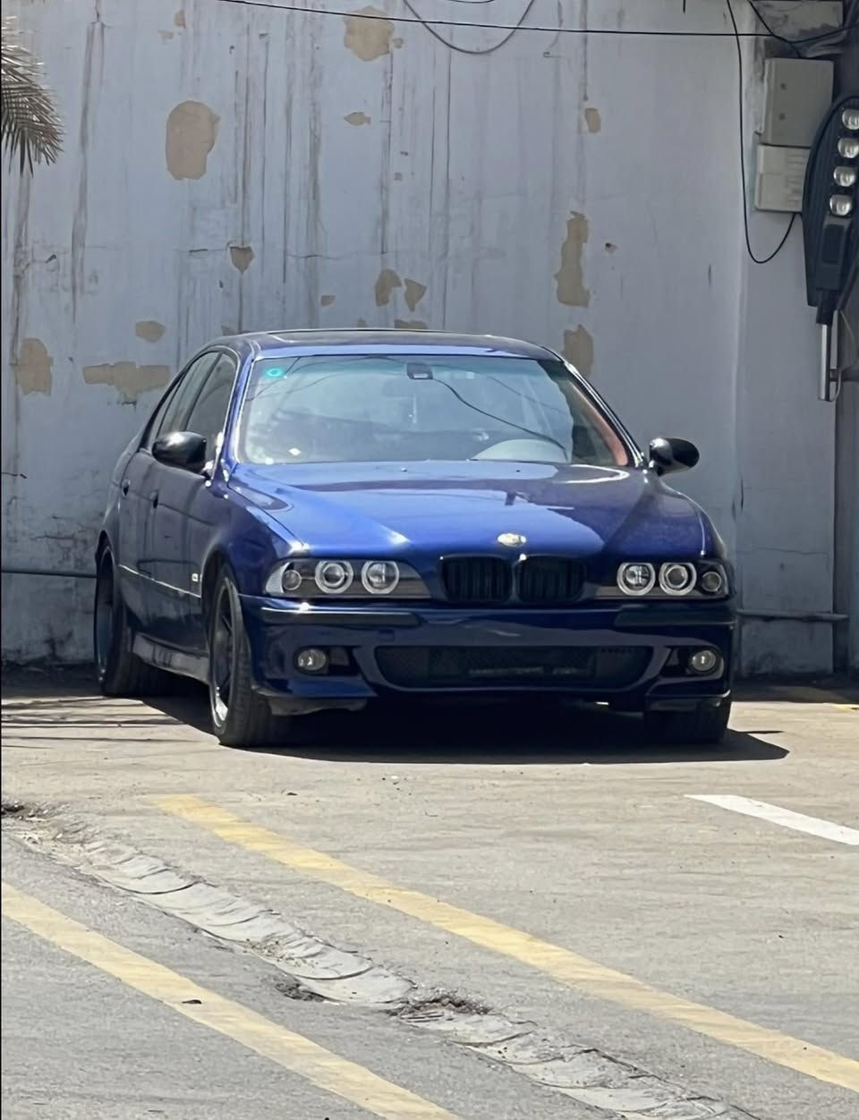 السلام عليكم 
تنزيل سعر بيع مستعجل 

مكينة 4.4   V8 
الممشى ١٣٧ الف كيلومتر 
موديل ١٩٩٦ 
بدي كت بالكامل M5 "ويل و دعاميات و مري جانبية و دوس"
منظومة زينون 
فتحة سقف 
بردة خلفية كهرباء 
كشنات جلد كهربائي بالكامل 
كاميرا خلفية 
شاشة اندرويد 
تبريد ثلج ممتاز 
رقم بغداد مميز 
السيارة بأسمي، سنوية جديدة لل ٢٠٢٩

السعر ١١٣ و بيها مجال  

متواجد واتساب  ***********
