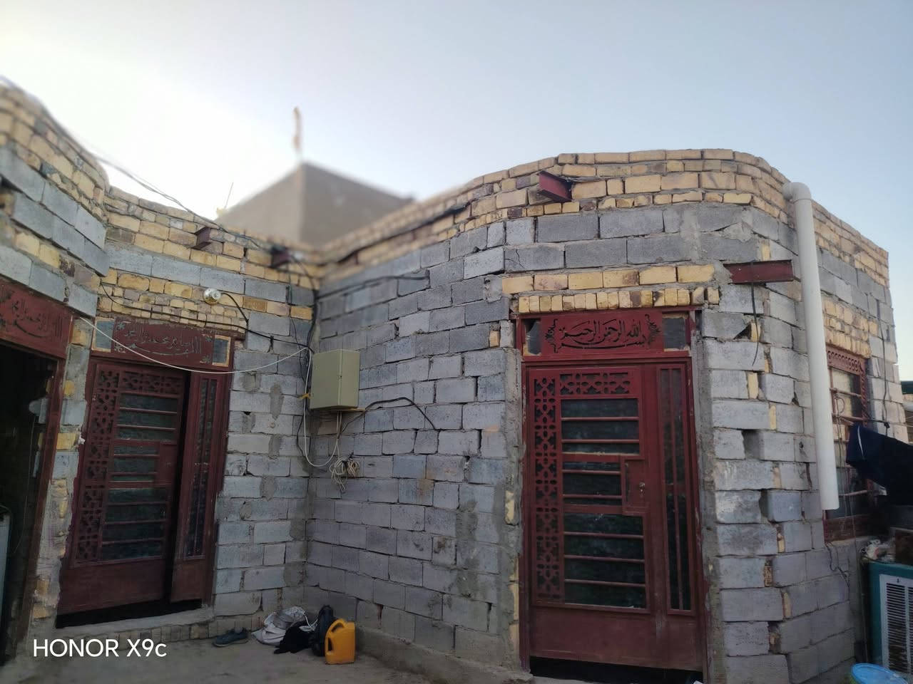 السلام عليكم 
بيت للبيع مساحه 200 م 
المواقع كاع عقيل الغازي مقابيل العيبي غريب علا شارع يحتوي على غرفتين نوم 5×4 + صالة 8×4 + مطبخ 4×4 + استقبال 8×4 + صحيات خارجيه السعر 27 وبيه مجال استفسار اكثر اتصل ***********
