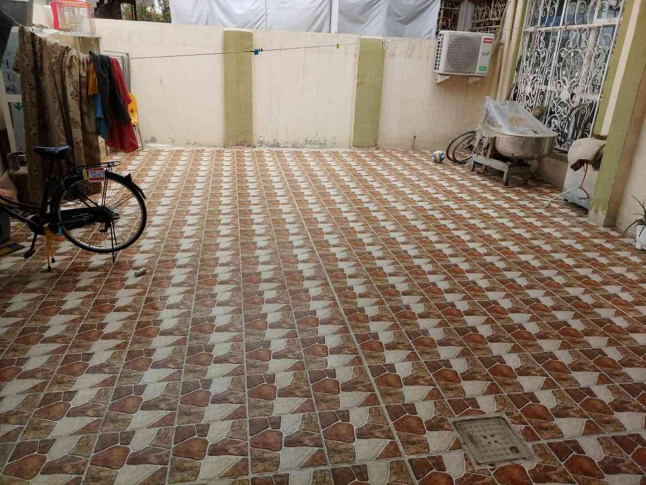 للبيع بناء حديث قرب المدرسة الجديده بلمعاره المساحه 250متر صب گونگريت غرفتين نوم وصاله واستقبال ومطبخ كبير ممرات صحيات داخلية وخارجية السعر 150 وبي مجال ***********. ***********
