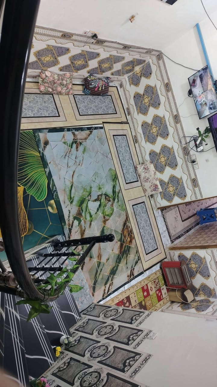 البيت للبيع طابقين وثالث سطح يحتوي ع 4غرف نوم حمامات خارجيه وداخليه كله شغل درجه اولى سيراميك وبورسيلين كاشي 
موجوده كافة الخدمات ماي مجاري كهرباء يبعد عن شارع الزوار حولي ميه100متر يبعد عن الامام الحسين عليه السلام  3كيلوات ربع ساعه عن الولايه مكان الشبانات حولي ميه نزلة مخبز انوار فاطمه السعر، 100مليون وبيه مجال،***********للتواصل
