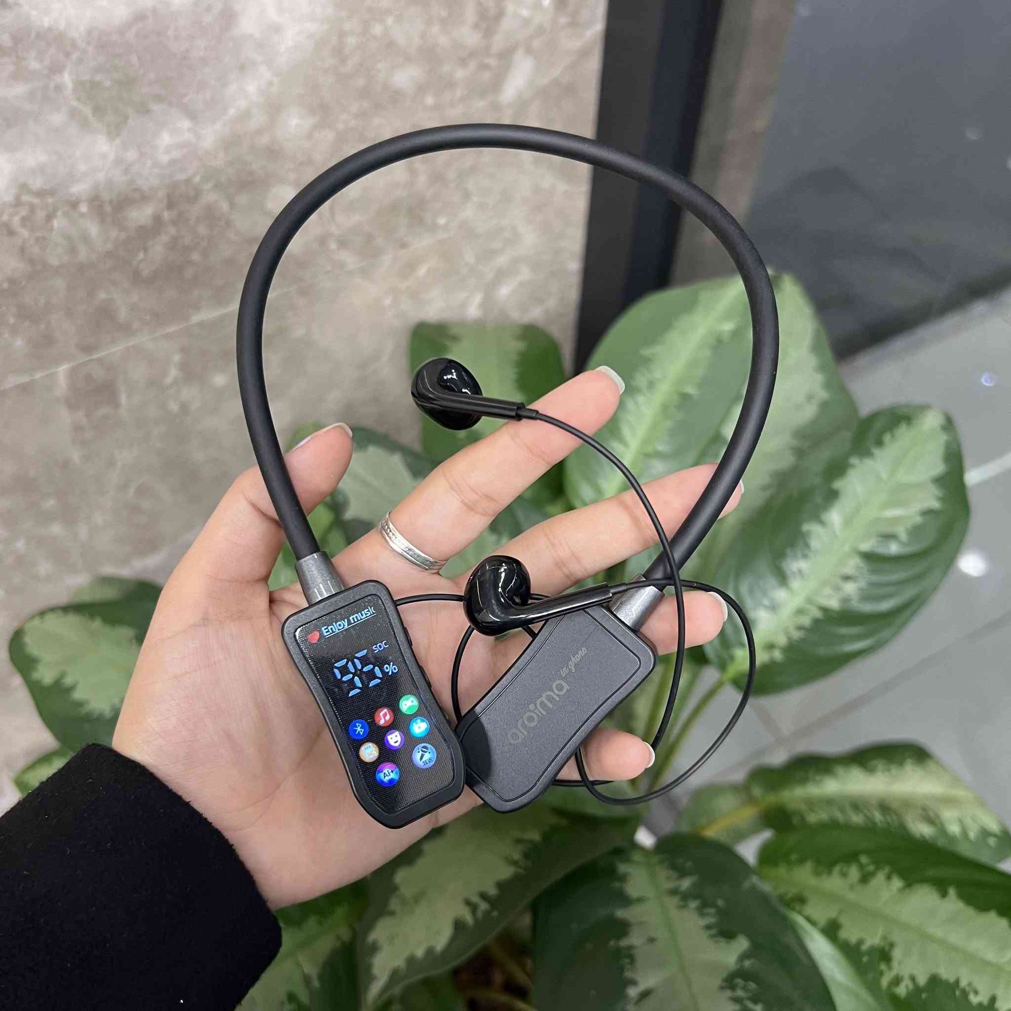 سماعة رقبة بلوتوث Aroima M34 بشاشة LCD – BT v5.4

سماعة رقبة ستيريو من Aroima بتصميم عملي وشاشة LCD لعرض الحالة، مناسبة للاستخدام اليومي والمكالمات والموسيقى.

• تصميم رقبة مريح مع سماعات ستيريو

• شاشة LCD لعرض حالة التشغيل ونسبة البطارية

• اتصال لاسلكي عبر بلوتوث إصدار 5.4

• تدعم تشغيل الموسيقى والمكالمات

• تحتوي على وظائف: EQ، Gaming، Voice Changer، Ear Monitor

• تدعم تشغيل الملفات عبر كرت ذاكرة TF

• إصدار البلوتوث: 5.4
• دعم الذاكرة: TF Card
• سعة بطارية السماعة: 200mAh
• جهد الشحن: 5V
• مسافة الاتصال: حتى 10 أمتار
• إصدار الشحن: USB
• التوافق: يدعم أجهزة iOS و Android

محتويات العلبة

• سماعة رقبة بلوتوث Aroima M34
• كابل شحن
للحجز دايركت🤎.


**إذا كنت صاحب هذا الإعلان وتريد حذفه لأي سبب، رجاءا أرسل رسالة إلى الدعم الفني**