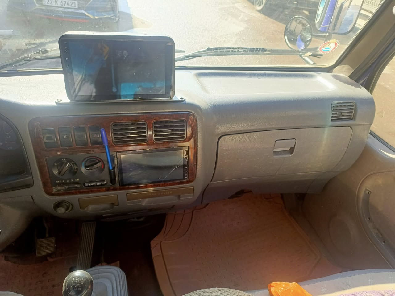 كيه ام عيون 2001 سياره بلاديه بدون ضربه رقم نكليزي بسمي ممتواجد عله لخاص مجفته جديد مابيهه اي نقص  المكان الطوبجي قرب ساحت عدن  الرقم***********
