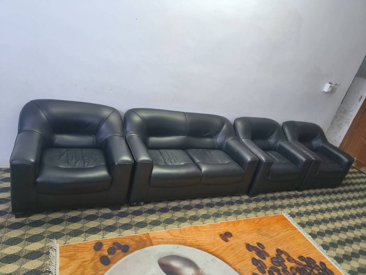 تخم نضيف جدا جلد لون اسود
5 مقعد مثل ماموضح بالصور يصير مكتبي او دكتور اسنان لان سهل التنضيف جلد يعني سعره 250 
ميز مكتبي مع الكرسي دوار وكلش جديد سعره 200 
ميز مكتبي ثاني  مع ملحقاته وكلش نضيف سعره 200
مكانه بغداد ابو غريب قرب مجمع بدور بغداد 
***********
