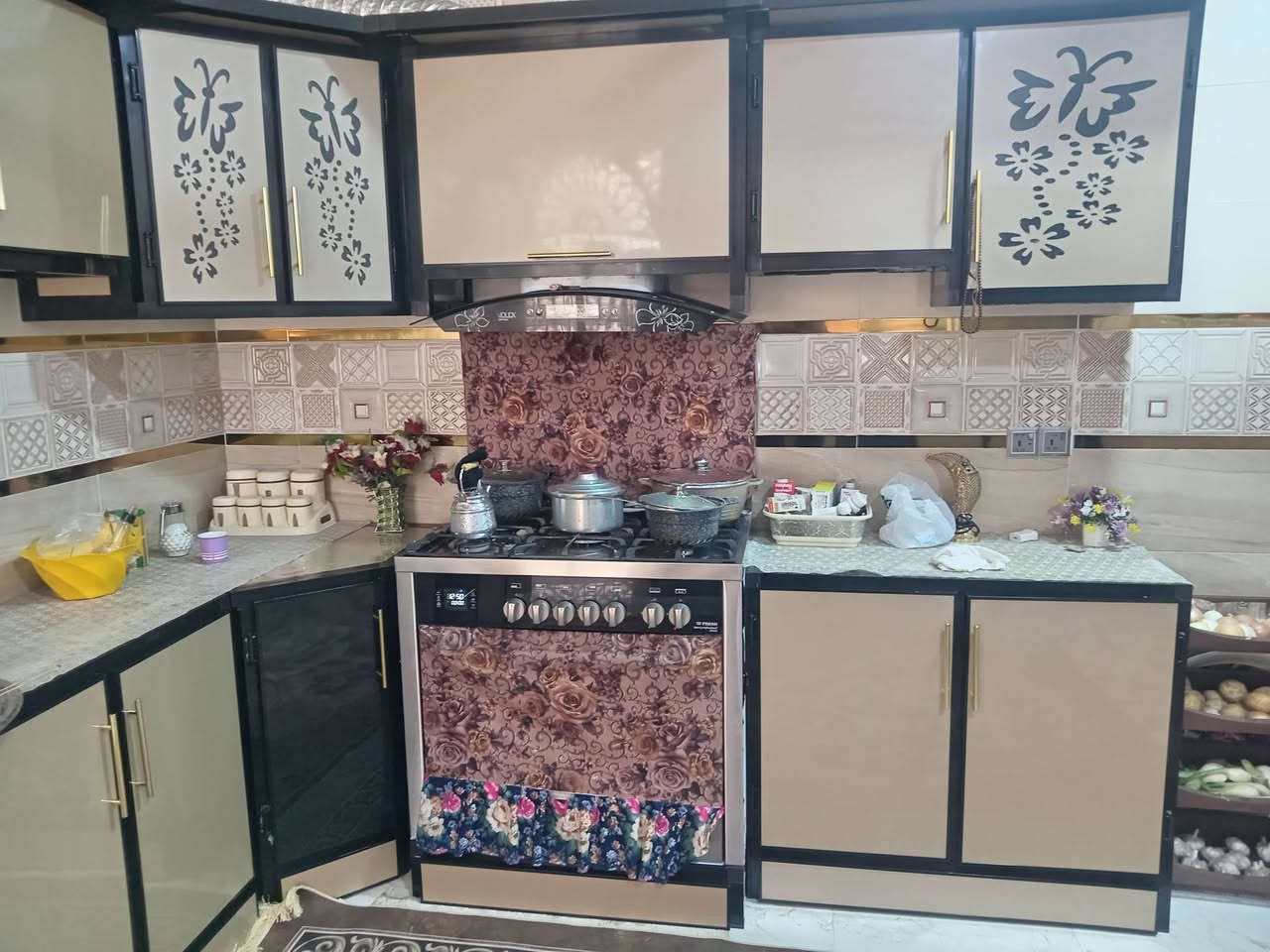 دار لبيع مساحه ٢٥٠ طابو زاعي ٢٥ بناء دار حديث عداد غرف نوم ٢ وصاله ومطبخ وهول وستقبال كراج ماء كهرباء مجاري شارع تبليط بل باب يباع معه اثاث متكامل عنوان منطقه شتال ***********
