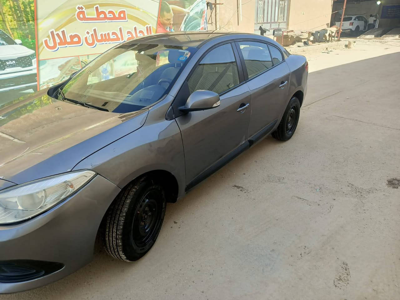 سلام عليكم رينو فلونس مديل 2016 
سياره محوره كير ومكينه كورله 
بيها صبغ فقط الجاملغ والباب خلف السايق 
 بيها فقط الاستيرن صار ثگيل شويه غير هاي ما بيها 
جاهزه سياره رقم بغداد مداور شوكت ما يعجبك 
مكانها الحله  سعرها، 65 وبيها مجال بصيط
***********
***********
