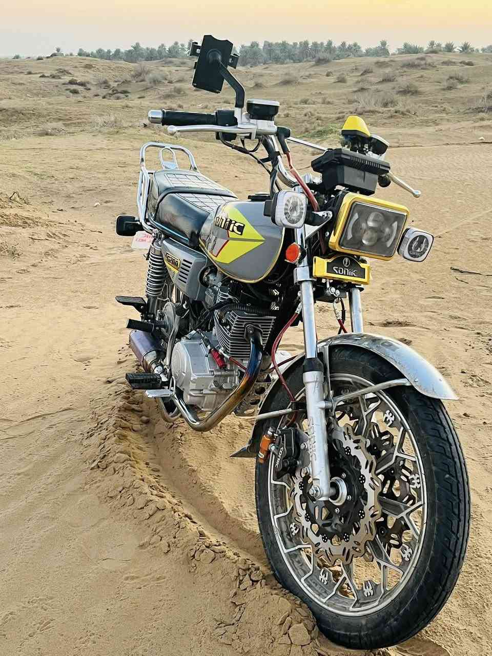 السلام عليكم .
سيفان للبيع 25 شكل 24 .
ماشيه 5000 اي نقص مابيها وشرط الفحص . 
المكينه 200 .
العنوان ديالى شهربان .
السعر 850 وبيها مجال .


**إذا كنت صاحب هذا الإعلان وتريد حذفه لأي سبب، رجاءا أرسل رسالة إلى الدعم الفني**