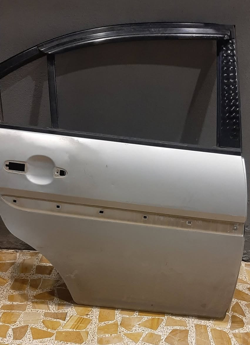 السلام عليكم مريه وباب اكسنت دبدوب سلفر للبيع العنوان موصل  السعر ٤٠ /***********
