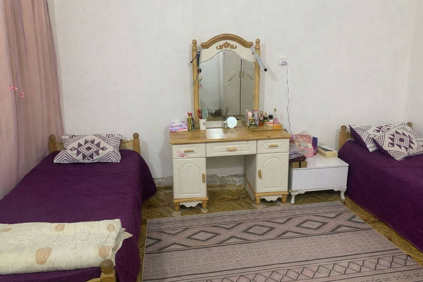 100م حي البساتين حي السلام  المدخل الثاني شارع مبلط الطابق الاول صاله ومطبخ وغرفه مع خدمات صب مسلح  الثاني غرفتين  السقف سندوج السعر67 للاتصال***********
