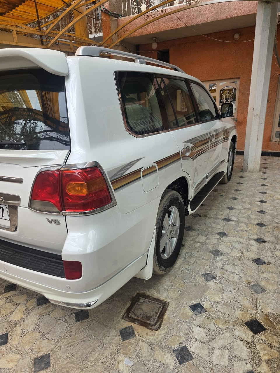 السلام عليكم
من رخصة الادمن 
لاندكروز 2009
6 سلندر 
رقم بغداد بأسمي رقم انكليزي 
السياره حسب مرفق السونار بيها تكحيلات مابيها ضربة السيارة نظيفة تخم تاير جديد حدادية جاهزة أي نقص مابيها 
السياره فول كير اوتماتيك 
سلايت روڤ
ثلاجة
3 قطع تبريد 
مكان السيارة ديالى - بعقوبة 
السعر 280$ قفل . 
واذا اكو سيارة مراوس حسب القناعة 
***********
