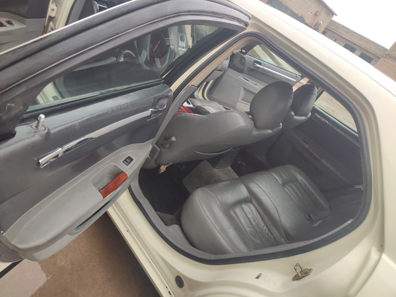 السلام عليكم للبيع اوبامة موديل 2010 ادوات  النضافه كدامكم فول اوتماتيك  فول. مواصفات محرك 8 سلندر مكينه هيمي. 5700  العنوان سامراء السعر 40 وبيهج مجال  الاستفسار ***********
