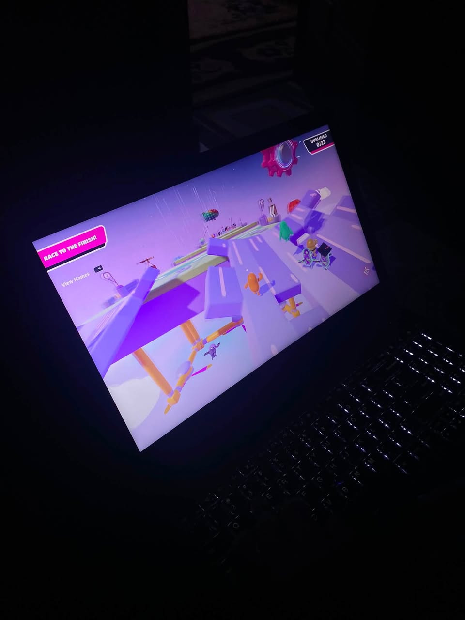 لابتوب دراسه او اعمال هندسيه وبسيط في الالعاب "للبيع".
لابتوب  (Lenovo W540) مواصفاته كالاتي
1. المعالج (CPU)
 النوع: Intel Core i7-4700MQ.
 الجيل: الجيل الرابع (Haswell).
  السرعة الأساسية: 2.40 جيجاهرتز.
عدد الأنوية: 4 أنوية حقيقية و 8 مسارات معالجة (Threads)، مما يجعله معالجاً قوياً للأعمال الهندسية والبرمجية.

2. الذاكرة العشوائية (RAM) 
السعة الإجمالية: 8 جيجابايت.
النوع: DDR3.
السرعة: 1600 ميجاهرتز.
عدد الفتحات (Slots): الجهاز يحتوي على 4 فتحات ممأن لديك مساحة ممتازة للتطوير مستقبلاً.

3. معالج الرسوميات (GPU)
‎يحتوي هذا الجهاز على كرتي شاشة (نظام هجين):

الكرت المدمج (GPU 0): Intel HD Graphics 4600 (للاستخدام الخفيف وتوفير الطاقة).

الكرت المنفصل (GPU 1): NVIDIA Quadro K1100M.
    * هذا الكرت مخصص للأعمال الاحترافية (Professional Workstation) مثل التصميم الهندسي (CAD) والرندرة، وليس موجهاً للألعاب بشكل أساسي.

4. التخزين (Disk)
* النوع: SSD (وحدة تخزين ثانوية سريعة).
* السعة: 256 جيجابايت.
* هذا النوع من الأقراص يعطي سرعة ممتازة في تشغيل النظام وفتح البرامج مقارنة بالأقراص القديمة (HDD).

5. تفاصيل إضافية
* الموديل: Lenovo ThinkPad W540 (يظهر من تصميم الجهاز والاسم في أسفل الشاشة).
* الشبكة: يدعم Wi-Fi وبلوتوث.
* النظام: يعمل بواجهة لغة عربية (Windows 10 على الأغلب).
6. بطاريه الشحن 135w
طول سلكها ٣ متر 

السعر [ 220 ] بي مجال 
مكان بابل حله شارع 60 
خاص موجود او واتساب ***********
