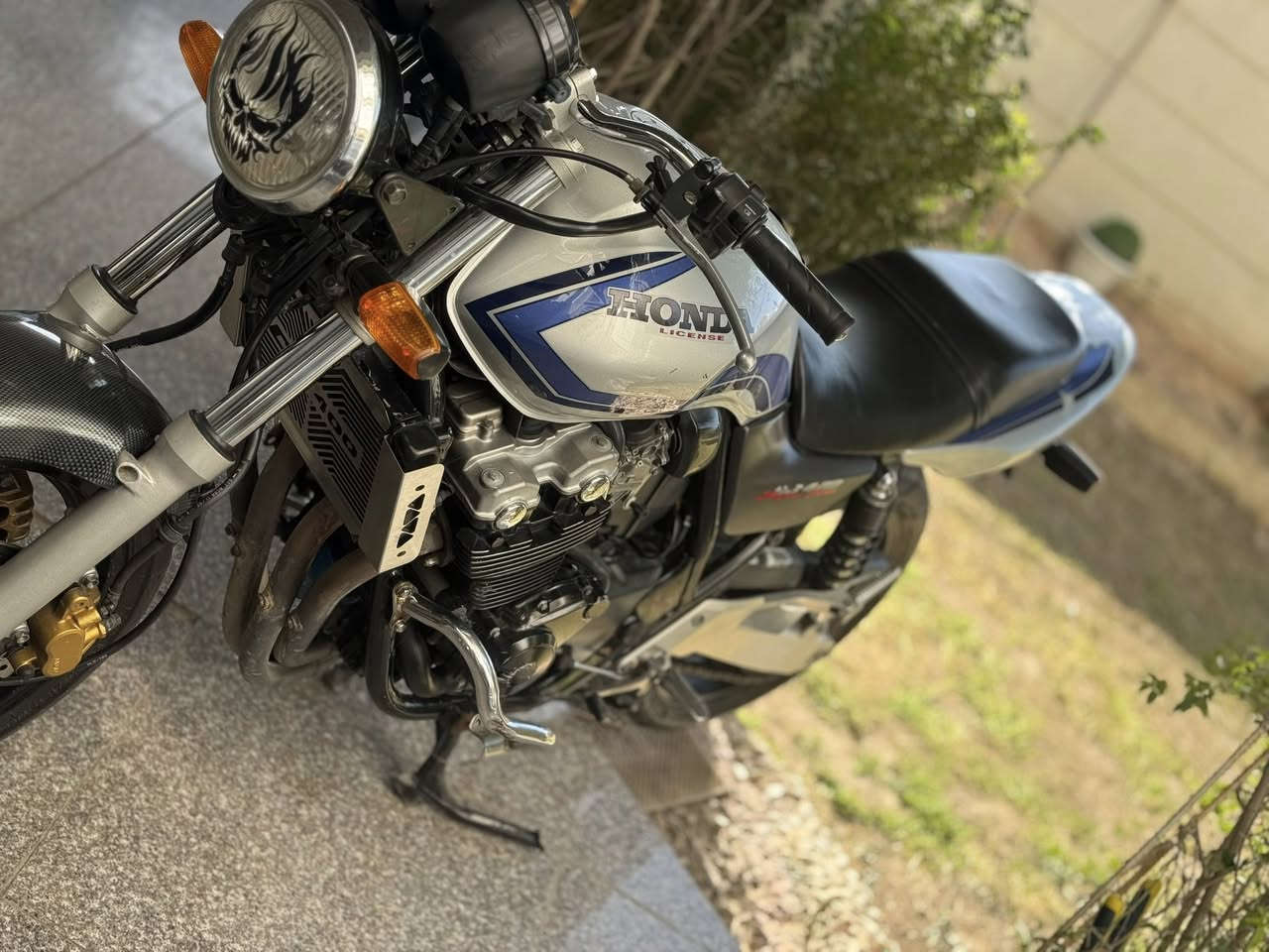 سلام عليكم
HONDA. CB400
نصيفة كلش احلا من الصور 
مكاني كربلاء طويريج سعر ١٦
***********.  ***********

