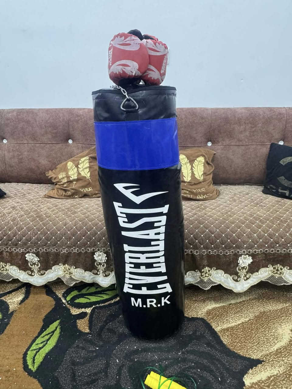 السلام عليكم جيس ملاكمة  جديد ما مستخدم جلد   طول الجيس 130سم لجيس نضيف حيل يجي ويا جفوف ملاكمة  وحبل رياضة العنوان /الدورة البوعيثة السعر/65 وبي مجال /الرقم/***********
