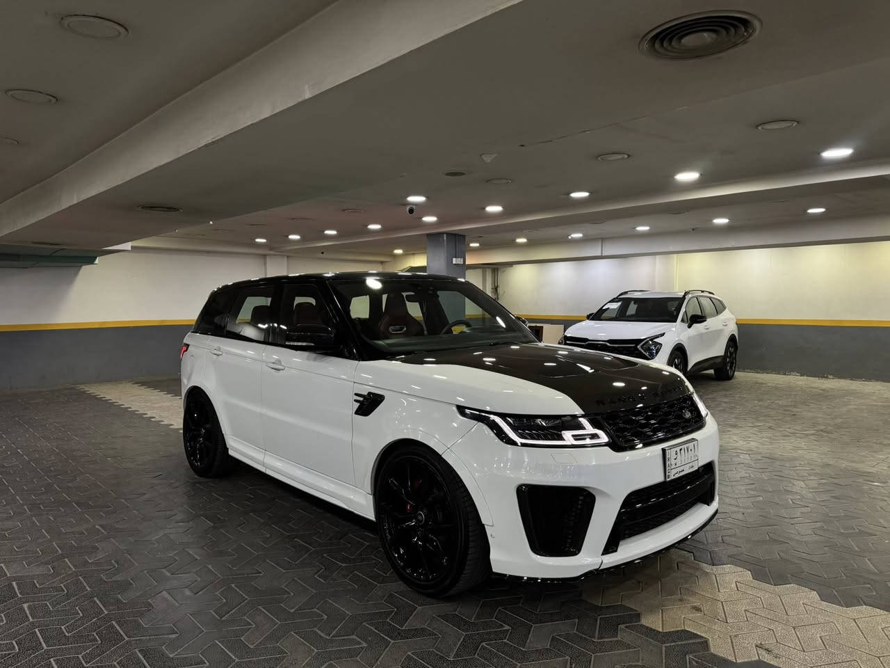 الوحش للبيع  .. رانج روفر svr 2018   وكالة   بدون صبغ  
السيارة  تجي  كاربون  فايبر    بمحرك v8 سوبر جارجر  575 حصان    كلش نظيفة   ومعتني بيها     ماشية 80 الف   كيلو 
كل مواصفات الرانج بيها      داخل  احمر  كاربون فايبر  وكشنات  ريكارو   و الsvr غنية عن التعريف  
مابيها  اي نقص   مكانها بزيونة  ورايدها ب44 ونص  وهذا رقمي ***********
