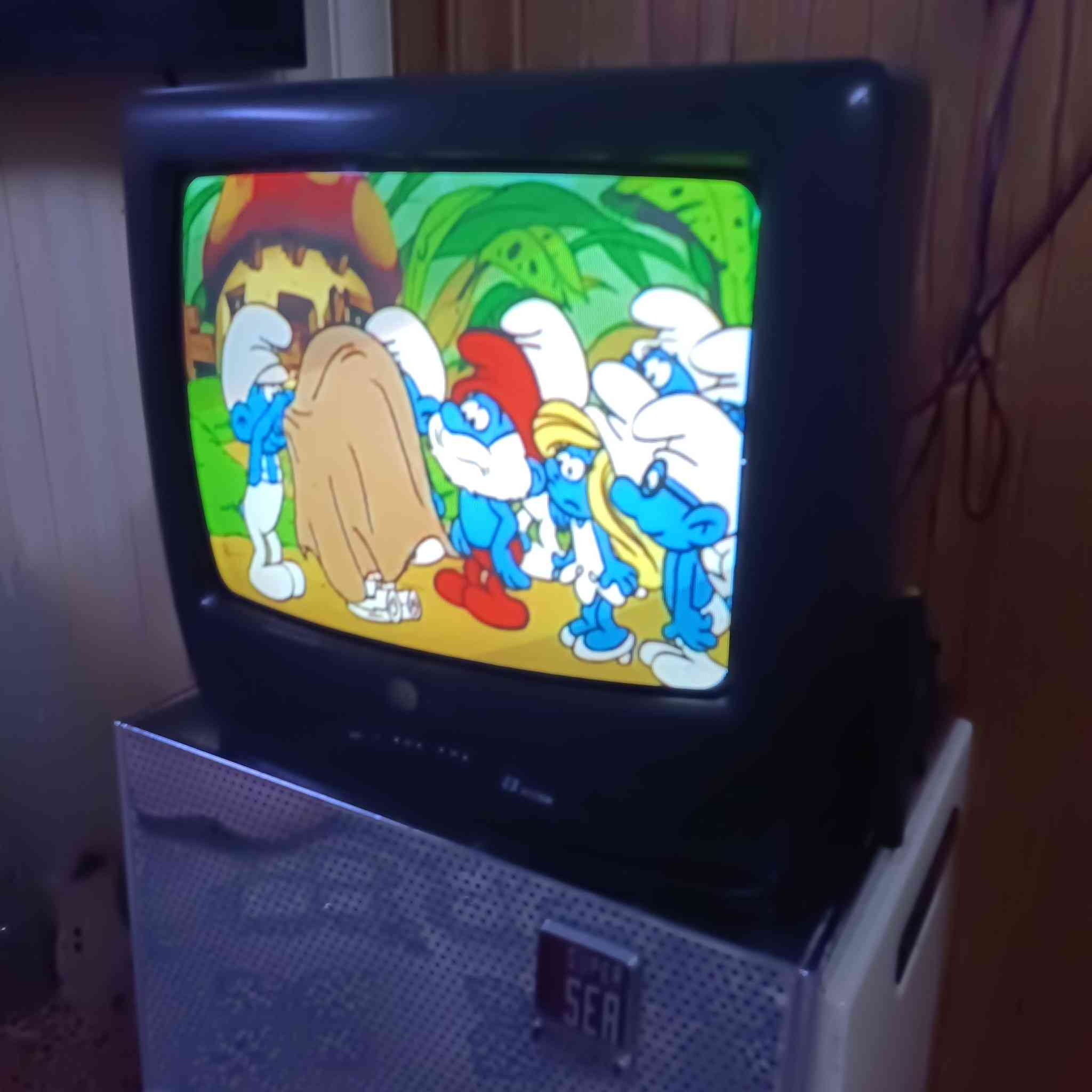 سلام عليكم .تلفزيون قيثارة. حجم 14. نظافة 90 %  مع ريمونت  التلفزيون بي ظمان صورة وصوت  ممتاز. ✓.  سعر قفل 30 الف.


**إذا كنت صاحب هذا الإعلان وتريد حذفه لأي سبب، رجاءا أرسل رسالة إلى الدعم الفني**