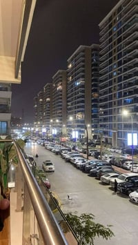 شقه للايجار مساحه ١٩٨  خط الأربعينات اطلالتين جانبيه وعلى المجمع .الشق...