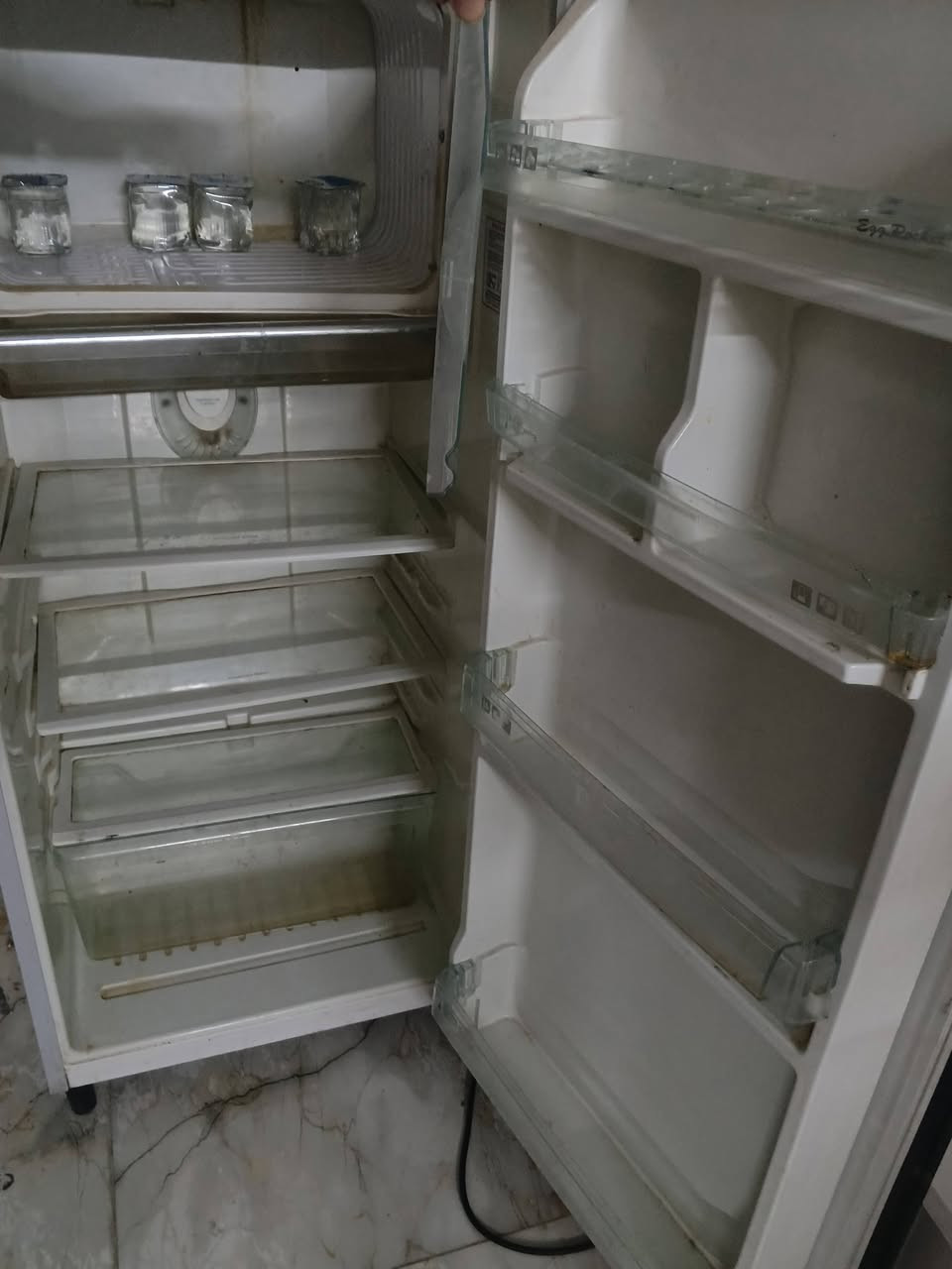 ميز فقط بدون بلازمه سعره 40 وثلاجه 100قفل يحتاجلهه تبديل ماطور ***********
