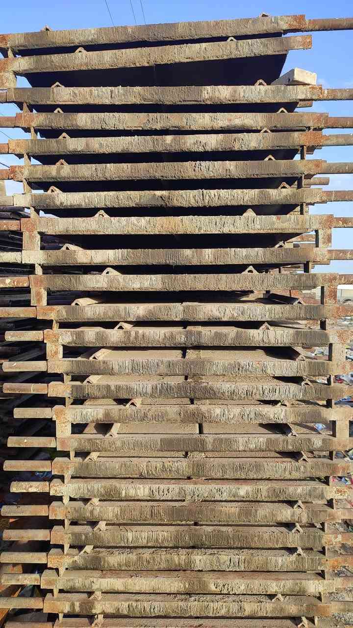 معمل كامل للبيع
قوالب شتايكر 80*80 عدد 100 قالب 4سم جوين عريض 50 جوين رفيع 50
 نظافه قالب 100/80

150 قالب 60*40 4سم نظافه قالب 100/90

خباطه عدد 2 وحده شغاله نضيفه 100/90

وثانيه بس بيه نقص جدر و موطور 
هزاز عدد 1 
***********
***********
