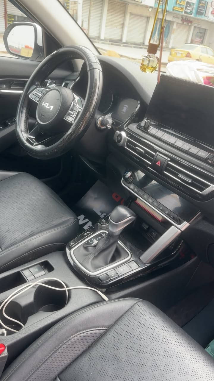 السلام عليكم
كيا سيلتوس فول فول موصفات وأرد أمريكي 
موديل 2022 محرك تيربو كامل موصفات ونضافه فول شكل الجديد فور ويل تشغيل عن بعد اشاير مري كامل مواصفات وهاي صورها كدامكم 
ولي يريد يستفسر اكثر عله هااذه لرقم 

***********
