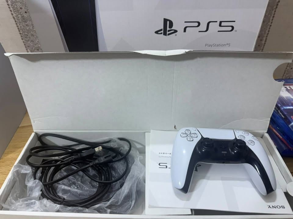 السلام عليكم
جهاز ps5 ( فات) للبيع
جهاز نضافة 99% 
كامل الملحقات 
كيبل HD بعدة بل غلاف ممفتوح 
كارتونة  
وقاعدة للجهاز  عموديا
يدة بلادية 100% شغالة بدون اي مشكلة 
 متوفر ويا مجموعة أقراص ( ريسدنت ايفل٤ ، ديدرويت ، ماين كرافت ، كراند ٥ . فيفيا ٢٠ . بيس ١٩، كود اوف وار .)
 السعر 650  وبي مجال للاستفسار *********** واتساب
