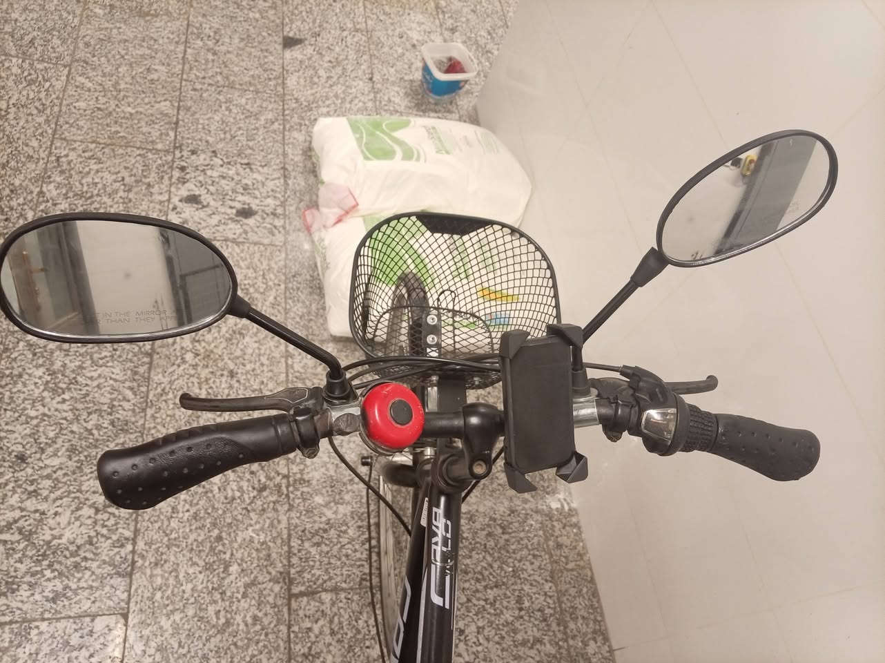 السلام عليكم، للبيع بايسكل كافالو ياباني، قياس ٢٧،بحالة جيدة جدا، لايحتاج اي اشي، اركب وامشي، السعر ٩٥الف، التواجدباب معظم.


**إذا كنت صاحب هذا الإعلان وتريد حذفه لأي سبب، رجاءا أرسل رسالة إلى الدعم الفني**