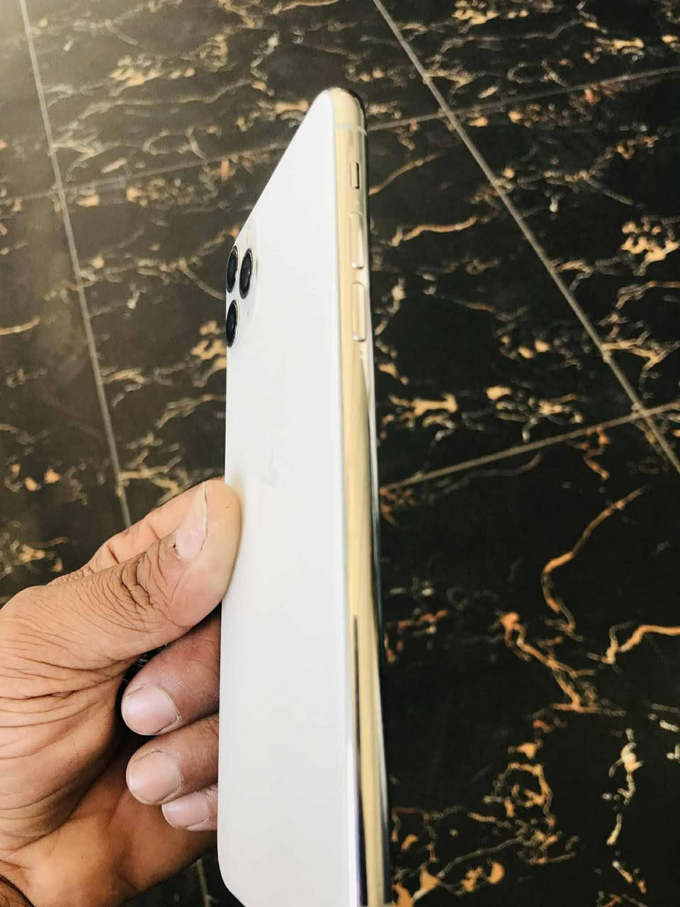 يفون 11برو ماكس.       دبل خط.            ذاكره 256.                 باتري 90  شرط ما مفتوح نضافه فول           (380)وبي مجال 
***********
الي مو شراي لا يكسر بل مبايل
