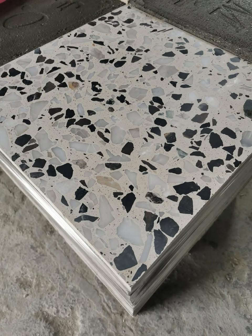 شركة الزعيم  – بصمة فاخرة في عالم  البناء

تُقدّم شركة الزعيم  مجموعة كاشي معمل OJM المصنّعة بأحدث المكائن الإيطالية المتطورة، والتي تعتمد أعلى معايير الجودة في الإنتاج لتوفير منتج يجمع بين الفخامة، المتانة، والدقة في التفاصيل.

بفضل التكنولوجيا الإيطالية المتقدمة وخبرة كوادرنا الفنية، يتميّز كاشي OJM بمستوى عالٍ من التجانس في الألوان، النعومة في السطح، والاستقرار في المقاسات، مما يجعله الخيار الأمثل للمشاريع السكنية، التجارية، والفندقية الراقية.

مميزات كاشي معمل OJM :
 • تصنيع بأحدث خطوط الإنتاج الإيطالية.
 • مقاومة عالية للرطوبة والخدوش والتآكل.
 • لمعان يدوم وجمال يتجدد بمرور الزمن.
 • تصاميم عصرية تناسب مختلف أنماط الديكور.

نوفّر منتجاتنا في بغداد وجميع محافظات العراق، مع خدمات تجهيز موثوقة تلبي احتياجات المشاريع الكبيرة والموزعين


**إذا كنت صاحب هذا الإعلان وتريد حذفه لأي سبب، رجاءا أرسل رسالة إلى الدعم الفني**