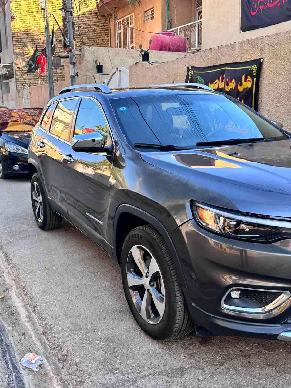 🚘 للبيع – جيب شيروكي ليمتدد أعلى فئة 
💰 السعر: 118 $
🔹 الموديل: 2019
🔹 المحرك:  2000 تيربو 
🔹 الاستيراد: وارد أمريكي
🔹 رقم السيارة: واسط
🔹 مكان السيارة: واسط ـ مركز الكوت 
✨ المواصفات
✅ بصمة للأبواب الأربعة
✅ تشغيل عن بُعد (Remote Start)
✅ مثبت سرعة
✅ رادار أمامي
✅ مانع انزلاق
✅ نظام تعليق ذاتي
✅ مصابيح أمامية LED
✅ حساسات ضغط الإطارات (TPMS)
✅حساسات خلفي ستوب اوتوماتيك 
✅ كشنات كهربائي 
✅ فتح وغلق الجنطه كهربائي 
✅ المرايا الجانبيه قلاب مع البگ
✅ تخم اطارات جديد 

📌 حالة السيارة
✔️ الحادث بنيد وجاملغات الامامية .
✔️ يوجد خلل في المحرك لكن يعمل 
💵 السعر المطلوب: 118 $
للتواصل رقم الهاتف ‏***********‏
