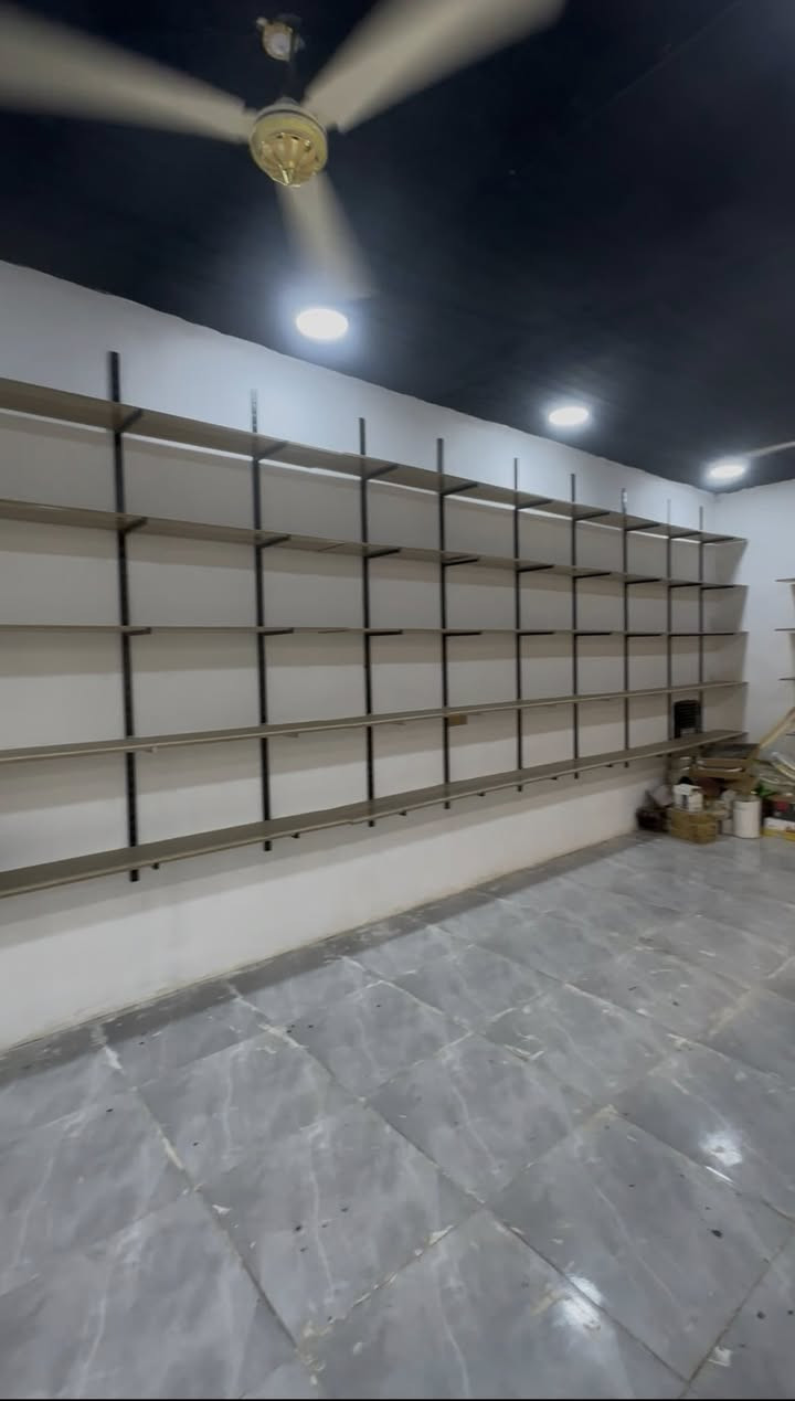 رفوف. عدد 33 لوحه. كل لوحه مترين و40 سم  ابيع شلع   كاملات هنه وسكك وشيالات ***********
