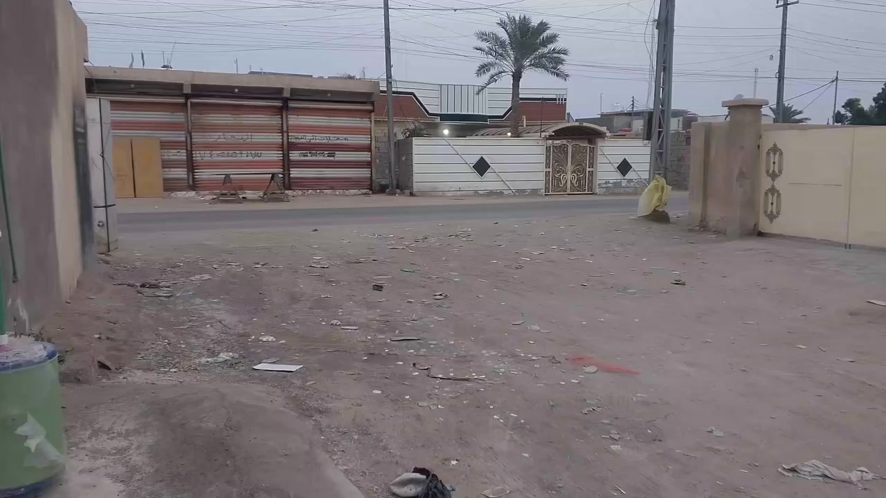 السلام عليكم بيت المساحه 100 متر على شارع حمدان يتكون من غرفين ومطبخ وصاله البيت جاهز للسكن السعر 36 مليون *********** ( ملاحضه لارض بلديه داخل بالتخطيط العمراني يعني ماعليه شئ)
