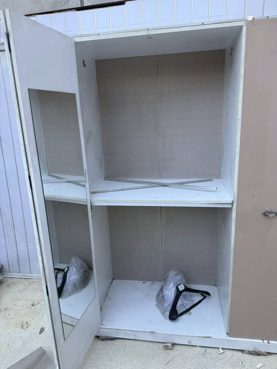 كنتور+ميز تواليت
ثنيهن ب120

***********
