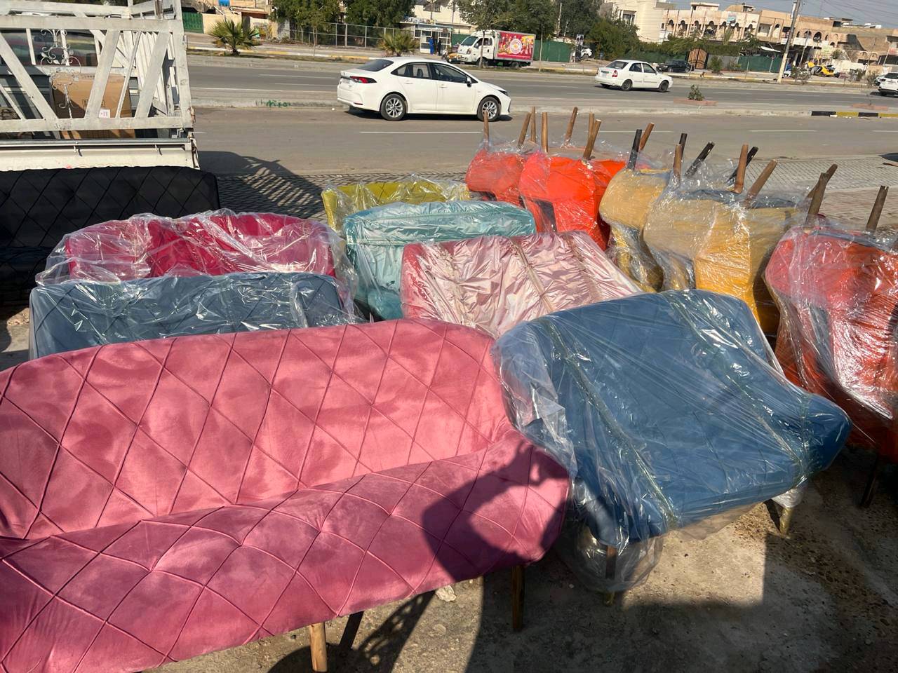 التخومة كراسي اصفر وبرتقالي واوف وايت بس 2
ولقنفات ازرق وردي ماروني اخضر اسود جوزي اصفر 
وينباع مفردات او كاملة حسب الطلب

4 مقعد ثنائية وكراسي 2
 السعر 165 الف

5 مقعد ثلاثية وكراسي 2 
السعر 190الف

7 مقعد ثنائية وثلاثية وكراسي
 2 
السعر 265 الف

ثنائية وثلاثية بدون كراسي

السعر 190 الف

توصيل داخل بغداد  5 اطراف 10 
جميع  المحافظات 25 الف 🚚